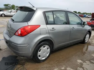 2009 Nissan Versa S z VIN 3N1BC13E59L355648, wystawiony jako Copart lot #57396955 z przebiegiem 67 768 mil mil oraz Szkoda całkowita • Salvage title. Historia ofert i sprzedaży dostępna na DreamBid. Obrazek 3.