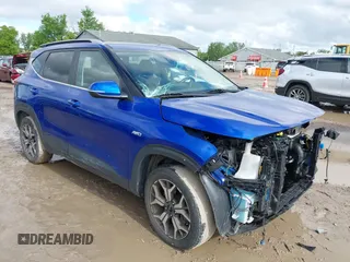 2022 Kia Seltos EX z VIN KNDERCAA5N7246531, wystawiony jako IAAI lot #42342367 z przebiegiem 54 796 mil mil oraz . Historia ofert i sprzedaży dostępna na DreamBid. Obrazek 1.