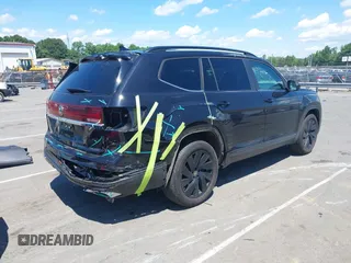2024 Volkswagen Atlas SE z VIN 1V2JR2CA1RC529185, wystawiony jako IAAI lot #42201837 z przebiegiem 17 919 mil mil oraz . Historia ofert i sprzedaży dostępna na DreamBid. Obrazek 4.