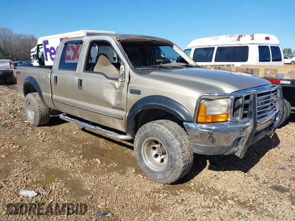 2000 Ford Super Duty F-250 XL with VIN 1FTNW21F3YEA72800, listed as a IAAI auction lot 41348642 with 533,369 mi miles. Bid and sale history available at carsss.com. Image 1.