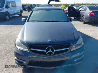 2013 Mercedes-Benz C 250 Sport z VIN WDDGF4HB8DA836820, wystawiony jako IAAI lot #40713290 z przebiegiem Nie podano mil oraz . Historia ofert i sprzedaży dostępna na DreamBid. Obrazek 6.