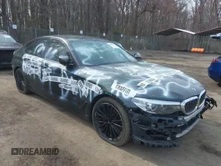 2019 BMW 5 Series 530i xDrive z VIN WBAJA7C54KWW47600, wystawiony jako IAAI lot #41886391 z przebiegiem 91 249 mil mil oraz . Historia ofert i sprzedaży dostępna na DreamBid. Obrazek 1.