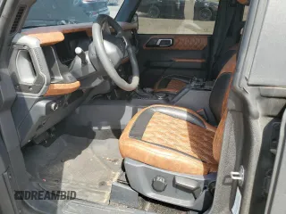 2021 Ford Bronco z VIN 1FMEE5BP4MLA90588, wystawiony jako Copart lot #57164855 z przebiegiem 22 550 mil mil oraz Szkoda całkowita • Salvage title. Historia ofert i sprzedaży dostępna na DreamBid. Obrazek 7.
