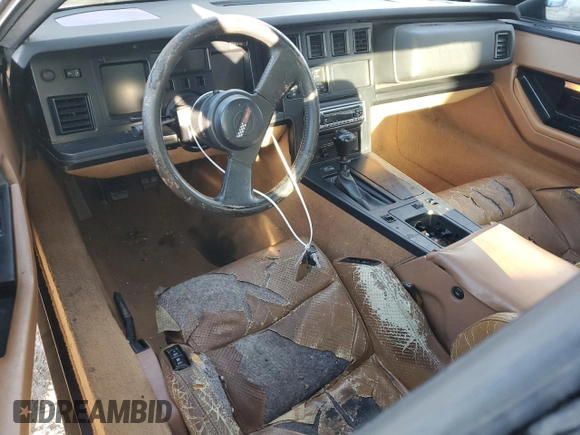 1988 Chevrolet Corvette z VIN 1G1YY2183J5110937, wystawiony jako Copart lot #87162404 z przebiegiem 57 939 mil mil oraz Czysty tytuł • Clean title. Historia ofert i sprzedaży dostępna na DreamBid. Obrazek 8.