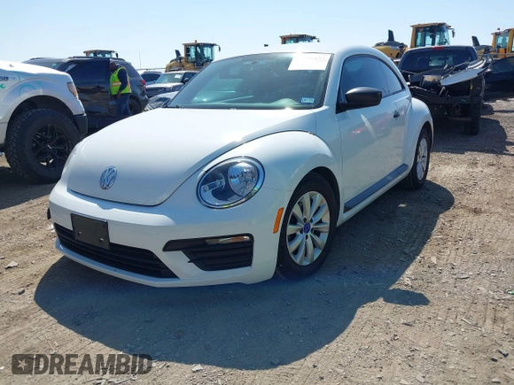 2018 Volkswagen Beetle S z VIN 3VWFD7AT4JM715004, wystawiony jako IAAI lot #41986453 z przebiegiem 76 130 mil mil oraz . Historia ofert i sprzedaży dostępna na DreamBid. Obrazek 17.