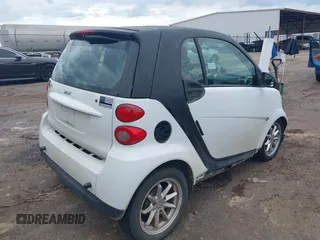 2008 Smart fortwo Pure z VIN WMEEJ31X78K128768, wystawiony jako IAAI lot #42367188 z przebiegiem 108 111 mil mil oraz . Historia ofert i sprzedaży dostępna na DreamBid. Obrazek 4.