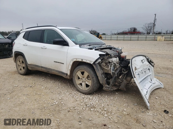 2022 Jeep Compass Latitude with VIN 3C4NJCBB3NT119450, listed as a Copart auction lot 45893475 with 18,004 mi miles and Salvage Title. Bid and sale history available at carsss.com. Image 4.