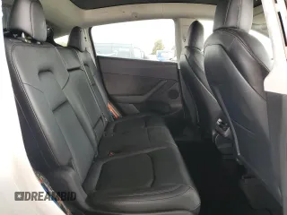 2022 Tesla Model Y Long Range z VIN 7SAYGAEE9NF493262, wystawiony jako Copart lot #52975005 z przebiegiem 63 189 mil mil oraz Szkoda całkowita • Salvage title. Historia ofert i sprzedaży dostępna na DreamBid. Obrazek 11.