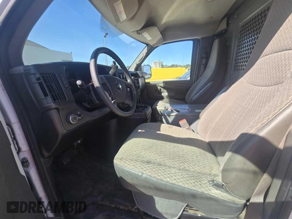 2013 Chevrolet Express Cargo z VIN 1GCWGFCA8D1141881, wystawiony jako IAAI lot #42728830 z przebiegiem 208 897 mil mil oraz . Historia ofert i sprzedaży dostępna na DreamBid. Obrazek 9.