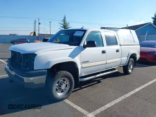 2005 Chevrolet Silverado 1500HD LT z VIN 1GCGK13U45F830143, wystawiony jako IAAI lot #41424683 z przebiegiem 141 881 mil mil oraz . Historia ofert i sprzedaży dostępna na DreamBid. Obrazek 2.