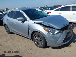 2017 Toyota Yaris z VIN 3MYDLBYVXHY189084, wystawiony jako IAAI lot #42194193 z przebiegiem 90 320 mil mil oraz . Historia ofert i sprzedaży dostępna na DreamBid. Obrazek 1.