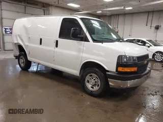 2020 Chevrolet Express Cargo z VIN 1GCWGAFP5L1266659, wystawiony jako IAAI lot #42067566 z przebiegiem 122 413 mil mil oraz . Historia ofert i sprzedaży dostępna na DreamBid. Obrazek 1.