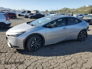 2024 Toyota Prius SE z VIN JTDACACU2R3019905, wystawiony jako Copart lot #51944795 z przebiegiem 32 104 mil mil oraz Szkoda całkowita • Salvage title. Historia ofert i sprzedaży dostępna na DreamBid. Obrazek 1.