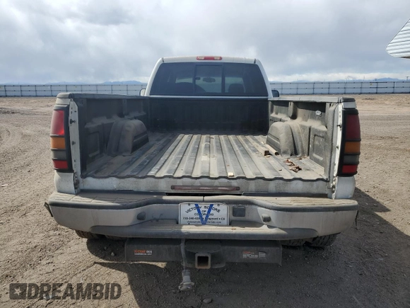 2005 GMC Sierra 3500 DRW Work Trk z VIN 1GTJK33215F873855, wystawiony jako Copart lot #44970565 z przebiegiem 214 306 mil mil oraz Szkoda całkowita • Salvage title. Historia ofert i sprzedaży dostępna na DreamBid. Obrazek 6.