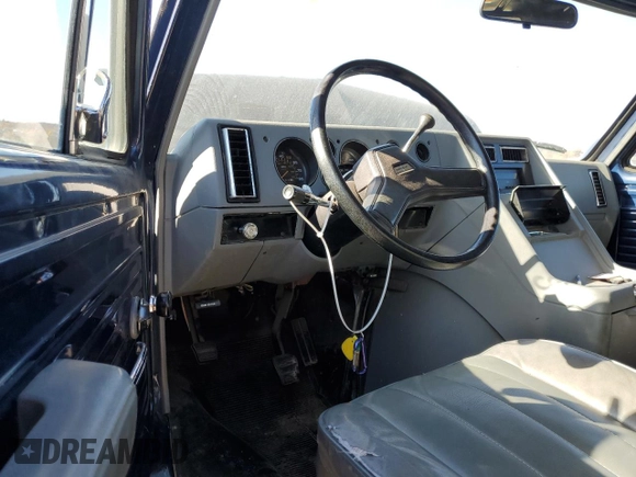 1988 Chevrolet Chevy Van z VIN 1GCEG25H5J7124768, wystawiony jako Copart lot #76781664 z przebiegiem 86 588 mil mil oraz Tytuł czysty. Historia ofert i sprzedaży dostępna na DreamBid. Obrazek 8.