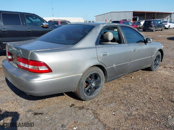 2000 Lexus ES 300 with VIN JT8BF28G1Y0272667, listed as a IAAI auction lot 41980368 with 186,638 mi miles. Bid and sale history available at carsss.com. Image 4.