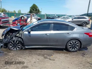 2017 Nissan Altima SV z VIN 1N4AL3AP6HC498990, wystawiony jako IAAI lot #42095268 z przebiegiem 105 253 mil mil oraz . Historia ofert i sprzedaży dostępna na DreamBid. Obrazek 13.