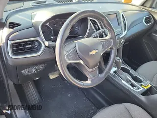 2020 Chevrolet Equinox LT z VIN 2GNAXJEV8L6150810, wystawiony jako IAAI lot #42309393 z przebiegiem 74 199 mil mil oraz . Historia ofert i sprzedaży dostępna na DreamBid. Obrazek 1.