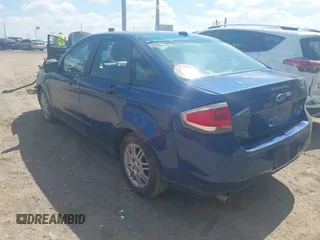 2009 Ford Focus SE z VIN 1FAHP35N39W141326, wystawiony jako IAAI lot #42201600 z przebiegiem 156 750 mil mil oraz . Historia ofert i sprzedaży dostępna na DreamBid. Obrazek 3.