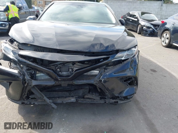 2018 Toyota Camry LE z VIN 4T1B11HK2JU002873, wystawiony jako IAAI lot #41637537 z przebiegiem 136 950 mil mil oraz . Historia ofert i sprzedaży dostępna na DreamBid. Obrazek 6.