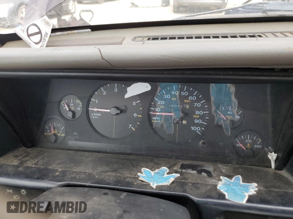 1993 Jeep Grand Wagoneer z VIN 1J4GZ88Y6PC711184, wystawiony jako Copart lot #46785895 z przebiegiem 280 127 mil mil oraz Czysty tytuł • Clean title. Historia ofert i sprzedaży dostępna na DreamBid. Obrazek 9.