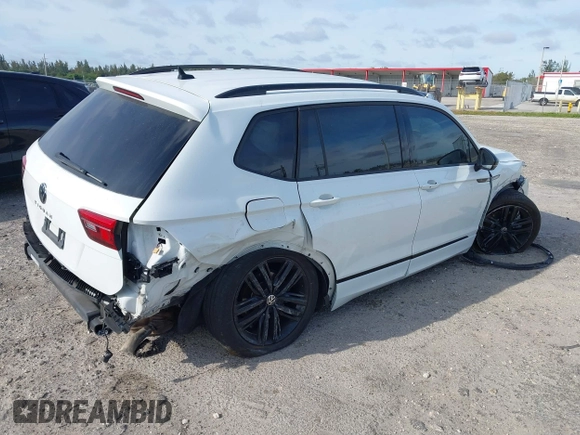 2022 Volkswagen Tiguan SE R-Line Black z VIN 3VVCB7AX5NM007401, wystawiony jako IAAI lot #41630458 z przebiegiem 55 635 mil mil oraz . Historia ofert i sprzedaży dostępna na DreamBid. Obrazek 4.