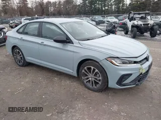2025 Volkswagen Jetta Sport z VIN 3VWBX7BU4SM032928, wystawiony jako IAAI lot #41703867 z przebiegiem 5 407 mil mil oraz . Historia ofert i sprzedaży dostępna na DreamBid. Obrazek 1.