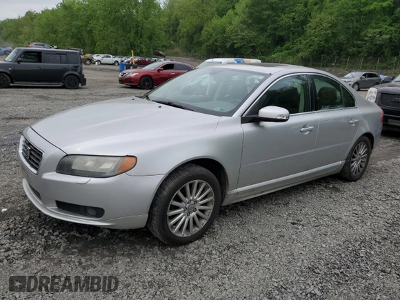 2007 Volvo S80 I6 z VIN YV1AS982771021144, wystawiony jako Copart lot #57314455 z przebiegiem 131 735 mil mil oraz Szkody całkowita. Historia ofert i sprzedaży dostępna na DreamBid. Obrazek 1.