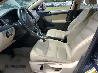 2014 Volkswagen Jetta SE z VIN 3VWD17AJ8EM413915, wystawiony jako Copart lot #62325025 z przebiegiem 131 112 mil mil oraz Szkoda całkowita • Salvage title. Historia ofert i sprzedaży dostępna na DreamBid. Obrazek 7.
