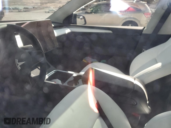 2024 Tesla Model Y Performance z VIN 7SAYGDEF6RF166365, wystawiony jako Copart lot #48885585 z przebiegiem Nie podano mil oraz Szkoda całkowita • Salvage title. Historia ofert i sprzedaży dostępna na DreamBid. Obrazek 8.