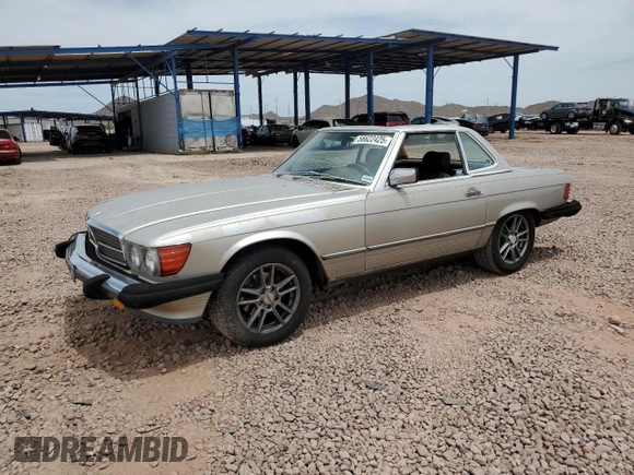 1987 Mercedes-Benz 560 SL z VIN WDBBA48D0HA061731, wystawiony jako Copart lot #56622425 z przebiegiem 121 214 mil mil oraz Czysty tytuł • Clean title. Historia ofert i sprzedaży dostępna na DreamBid. Obrazek 1.