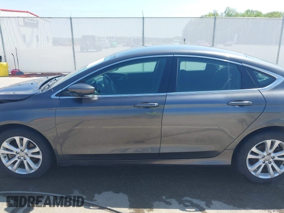 2015 Chrysler 200 Limited z VIN 1C3CCCAB2FN569986, wystawiony jako IAAI lot #42129729 z przebiegiem 100 794 mil mil oraz . Historia ofert i sprzedaży dostępna na DreamBid. Obrazek 14.
