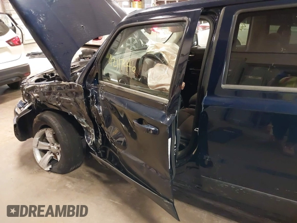 2014 Jeep Patriot Latitude z VIN 1C4NJRFB2ED693945, wystawiony jako IAAI lot #42117446 z przebiegiem 151 614 mil mil oraz . Historia ofert i sprzedaży dostępna na DreamBid. Obrazek 6.