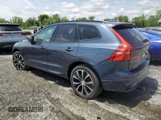 2024 Volvo XC60 Plus Dark Theme z VIN YV4L12RL7R1928699, wystawiony jako Copart lot #56486195 z przebiegiem Nie podano mil oraz Nie do naprawy • Non repairable. Historia ofert i sprzedaży dostępna na DreamBid. Obrazek 2.