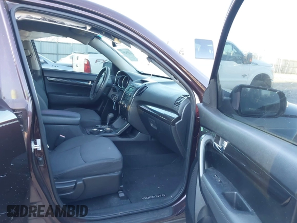 2012 Kia Sorento LX z VIN 5XYKT3A15CG203294, wystawiony jako IAAI lot #41339207 z przebiegiem 122 141 mil mil oraz . Historia ofert i sprzedaży dostępna na DreamBid. Obrazek 5.