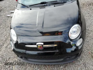 2017 FIAT 500 Abarth z VIN 3C3CFFFH6HT526325, wystawiony jako Copart lot #79726074 z przebiegiem 77 682 mil mil oraz Szkody całkowita. Historia ofert i sprzedaży dostępna na DreamBid. Obrazek 5.