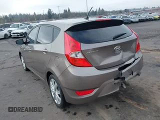 2013 Hyundai Accent SE z VIN KMHCU5AE1DU079830, wystawiony jako IAAI lot #41529695 z przebiegiem 105 637 mil mil oraz . Historia ofert i sprzedaży dostępna na DreamBid. Obrazek 3.