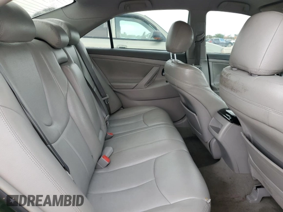 2010 Toyota Camry z VIN 4T1BF3EK4AU570933, wystawiony jako Copart lot #52262475 z przebiegiem 166 277 mil mil oraz Czysty tytuł • Clean title. Historia ofert i sprzedaży dostępna na DreamBid. Obrazek 10.