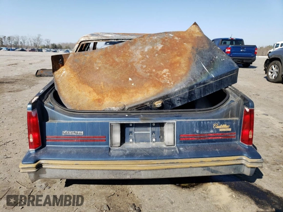 1988 Cadillac DeVille z VIN 1G6CD1156J4296091, wystawiony jako Copart lot #46307265 z przebiegiem Nie podano mil oraz Szkoda całkowita • Salvage title. Historia ofert i sprzedaży dostępna na DreamBid. Obrazek 6.