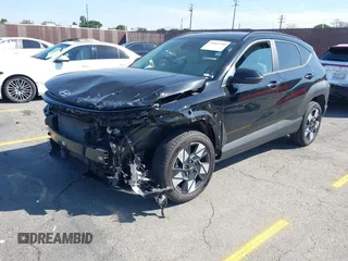 2024 Hyundai Kona SEL z VIN KM8HCCAB6RU059406, wystawiony jako IAAI lot #41969790 z przebiegiem 13 353 mil mil oraz . Historia ofert i sprzedaży dostępna na DreamBid. Obrazek 17.