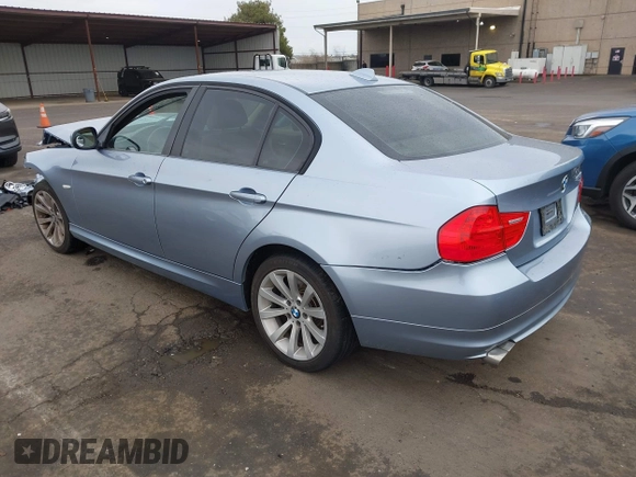 2011 BMW 3 Series 328i z VIN WBAPH5G50BNM83904, wystawiony jako IAAI lot #41736433 z przebiegiem 81 158 mil mil oraz . Historia ofert i sprzedaży dostępna na DreamBid. Obrazek 3.