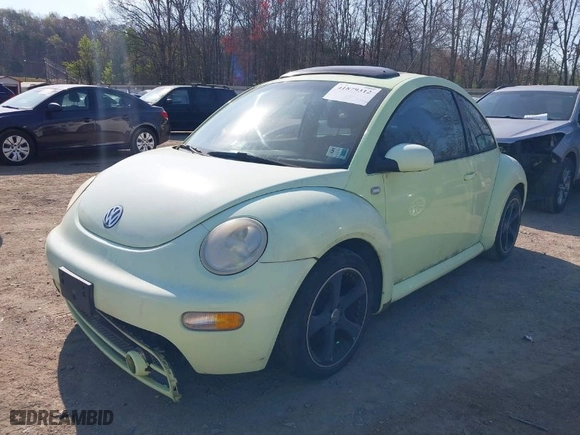 2001 Volkswagen New Beetle GLS with VIN 3VWCK21C21M479237, listed as a IAAI auction lot 41879312 with 163,160 mi miles. Bid and sale history available at carsss.com. Image 2.