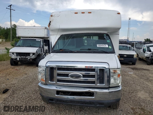 2015 Ford Econoline Commercial z VIN 1FDEE3FL8FDA16096, wystawiony jako Copart lot #68646434 z przebiegiem 243 644 mil mil oraz Szkody całkowita. Historia ofert i sprzedaży dostępna na DreamBid. Obrazek 5.