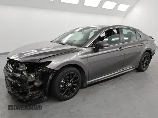 2023 Toyota Camry SE z VIN 4T1T11BKXPU107425, wystawiony jako Copart lot #42703635 z przebiegiem 19 437 mil mil oraz Czysty tytuł • Clean title. Historia ofert i sprzedaży dostępna na DreamBid. Obrazek 1.