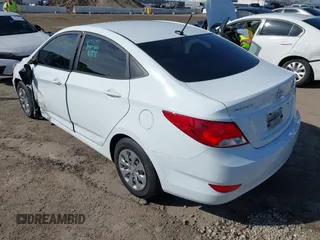 2017 Hyundai Accent SE z VIN KMHCT4AE1HU339968, wystawiony jako IAAI lot #41814900 z przebiegiem 97 332 mil mil oraz . Historia ofert i sprzedaży dostępna na DreamBid. Obrazek 3.