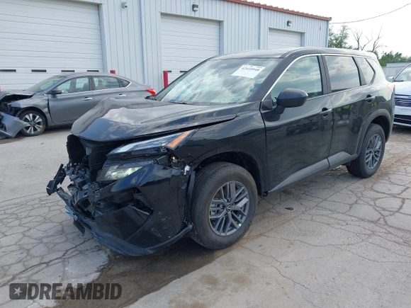 2025 Nissan Rogue S z VIN 5N1BT3AB2SC833281, wystawiony jako IAAI lot #42410948 z przebiegiem 1 389 mil mil oraz . Historia ofert i sprzedaży dostępna na DreamBid. Obrazek 2.