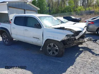 2017 Toyota Tacoma SR5 z VIN 5TFCZ5AN9HX061330, wystawiony jako IAAI lot #42061356 z przebiegiem 222 590 mil mil oraz . Historia ofert i sprzedaży dostępna na DreamBid. Obrazek 1.