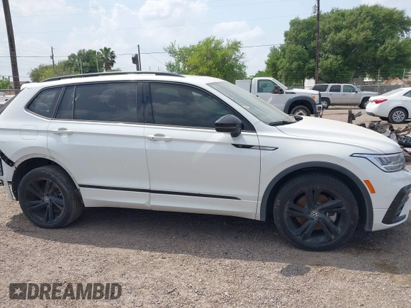 2024 Volkswagen Tiguan SE R-Line Black z VIN 3VVCB7AX5RM053896, wystawiony jako IAAI lot #41883670 z przebiegiem 11 239 mil mil oraz . Historia ofert i sprzedaży dostępna na DreamBid. Obrazek 14.