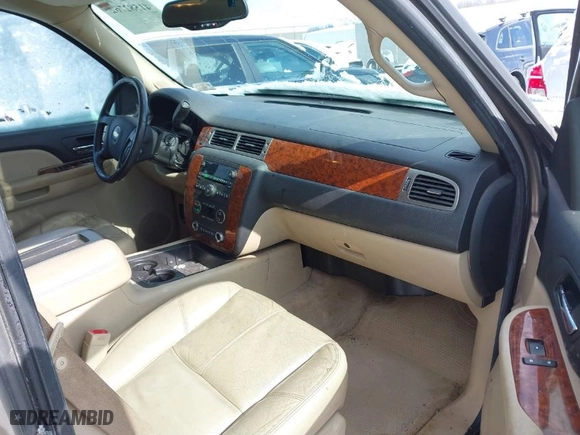2007 Chevrolet Suburban LT with VIN 1GNFK16317R366798, listed as a IAAI auction lot 41582762 with 215,181 mi miles. Bid and sale history available at carsss.com. Image 5.