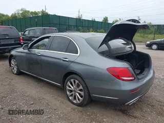 2019 Mercedes-Benz E 300 z VIN WDDZF4KB9KA575468, wystawiony jako IAAI lot #42366391 z przebiegiem Nie podano mil oraz . Historia ofert i sprzedaży dostępna na DreamBid. Obrazek 3.